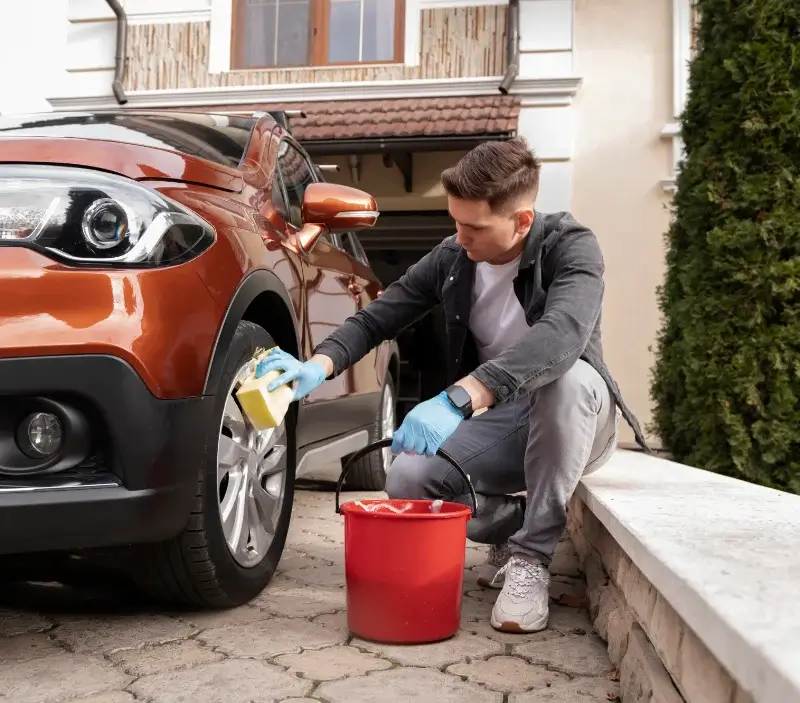 Lavage auto à domicile Marnes-la-Coquette : professionnel intervenant sur un véhicule